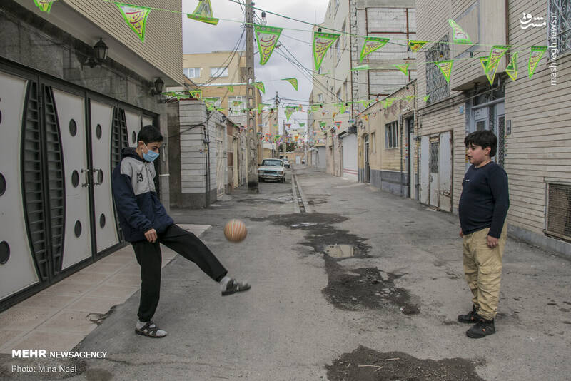 مردم تبریز در آستانه استقبال از جشن بزرگ نیمه شعبان با آذین بندی و چراغانی و نصب پرچم‌های امام زمان (عج) در قالب پویش مهدوی در محلات شهر تبریز به پیشواز این روز بزرگ رفتند.