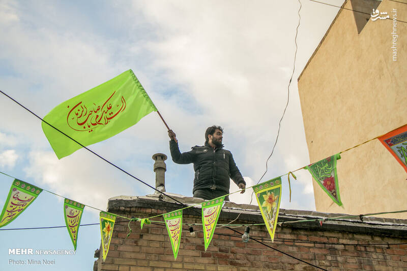 مردم تبریز در آستانه استقبال از جشن بزرگ نیمه شعبان با آذین بندی و چراغانی و نصب پرچم‌های امام زمان (عج) در قالب پویش مهدوی در محلات شهر تبریز به پیشواز این روز بزرگ رفتند.