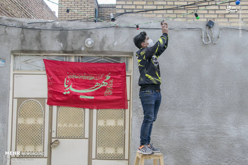مردم تبریز در آستانه استقبال از جشن بزرگ نیمه شعبان با آذین بندی و چراغانی و نصب پرچم‌های امام زمان (عج) در قالب پویش مهدوی در محلات شهر تبریز به پیشواز این روز بزرگ رفتند.