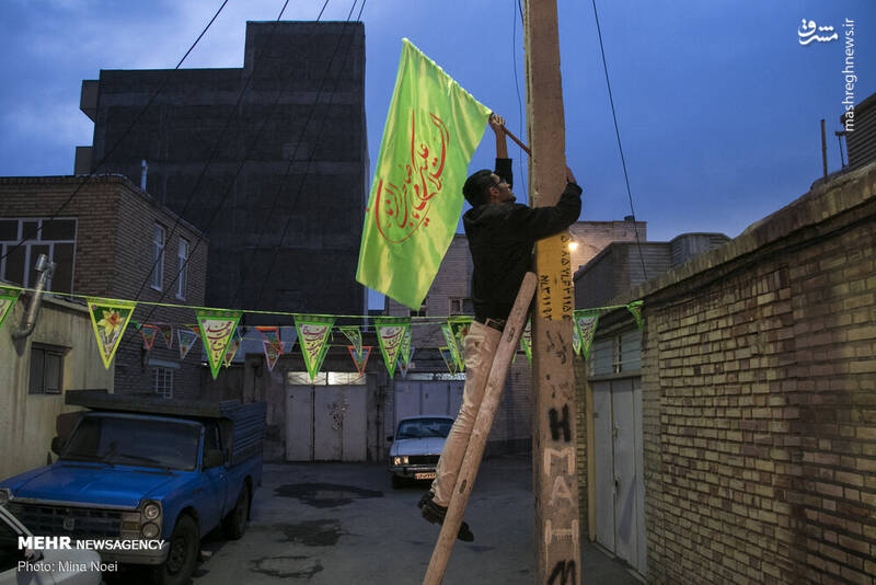 مردم تبریز در آستانه استقبال از جشن بزرگ نیمه شعبان با آذین بندی و چراغانی و نصب پرچم‌های امام زمان (عج) در قالب پویش مهدوی در محلات شهر تبریز به پیشواز این روز بزرگ رفتند.