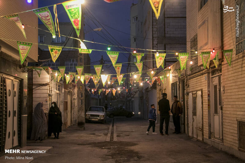 مردم تبریز در آستانه استقبال از جشن بزرگ نیمه شعبان با آذین بندی و چراغانی و نصب پرچم‌های امام زمان (عج) در قالب پویش مهدوی در محلات شهر تبریز به پیشواز این روز بزرگ رفتند.