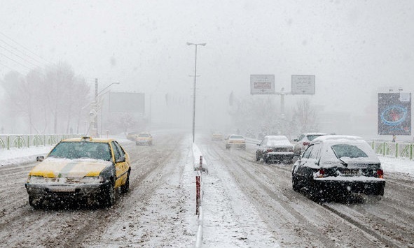 بارش برف و باران در جاده‌های ۱۷ استان کشور