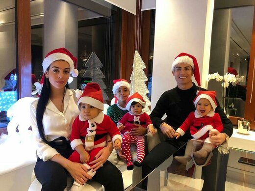 عکس کریسمسی رونالدو در کنار خانواده‌اش
