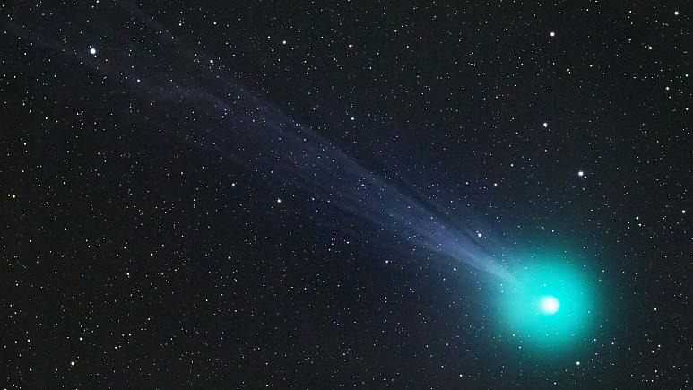 دانشمندان سرانجام راز درخشش سبز رنگ دنباله‌دار‌ها را کشف کردند