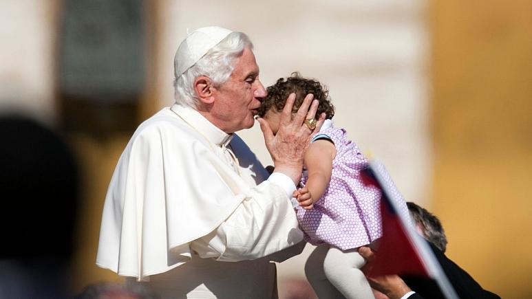 پاپ سابق به کوتاهی در برخورد با آزار جنسی کودکان متهم شد
