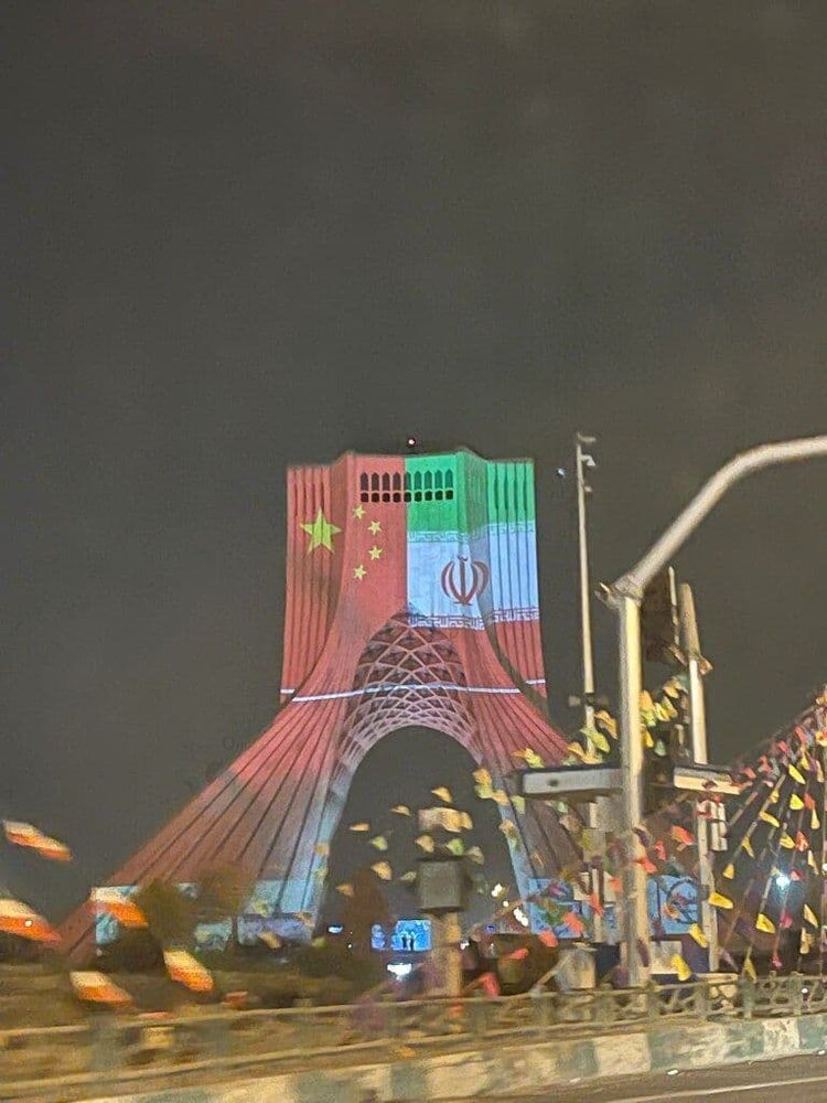 پشت پرده نورپردازی پرچم چین روی میدان آزادی! 