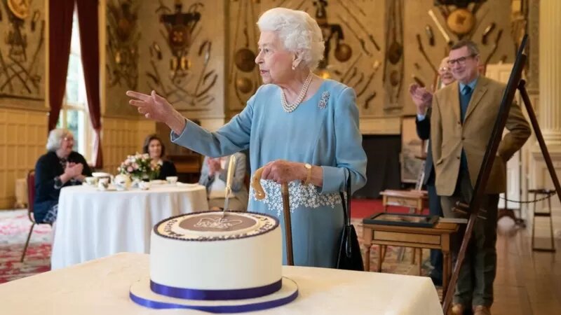 مقایسه کیک ملکه انگلیس با بهنوش بختیاری