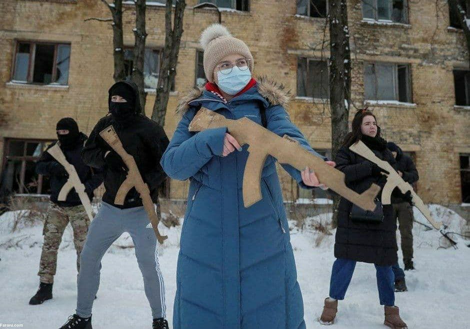 دختران اوکراینی به جبهه جنگ با روسیه می‌پیوندند