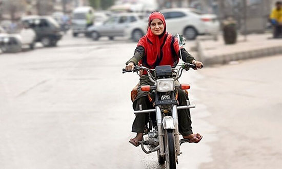 برخورد پلیس با موتورسواری زنان