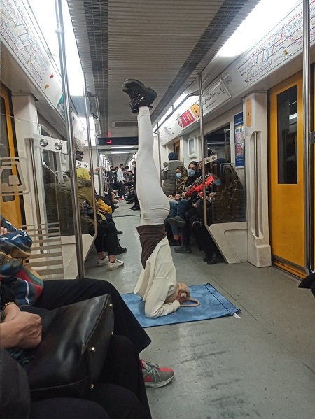 حرکت جنجالی و آکروباتیک یک دختر در داخل واگن متروی تهران!
