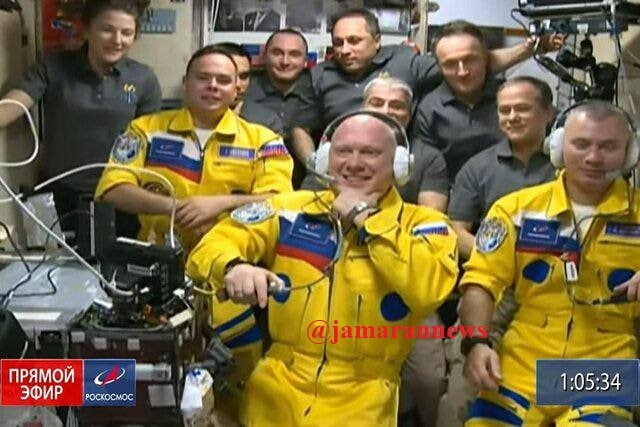 فضانوردان روس با لباس‌هایی به رنگ پرچم اوکراین!