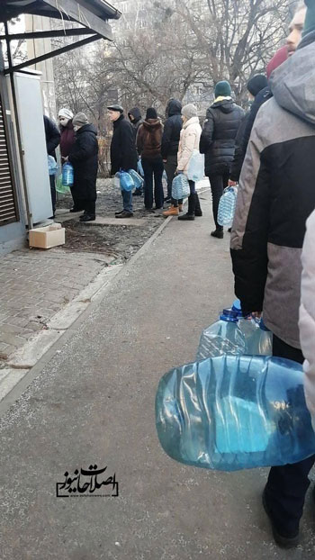 صف مردم خارکیف برای خرید آب