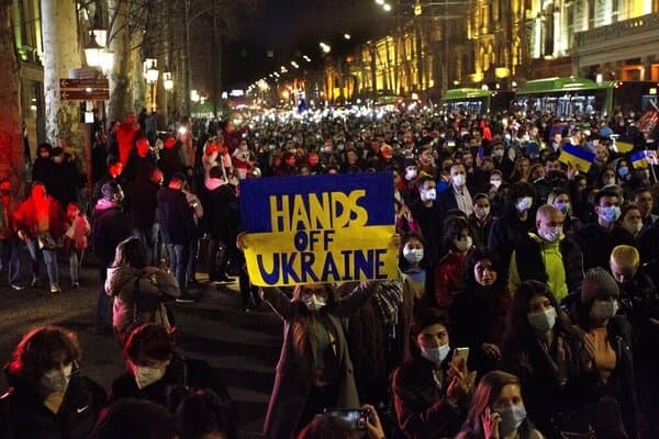 تظاهرات ده‌ها هزار نفری در گرجستان علیه حمله روسیه به اوکراین