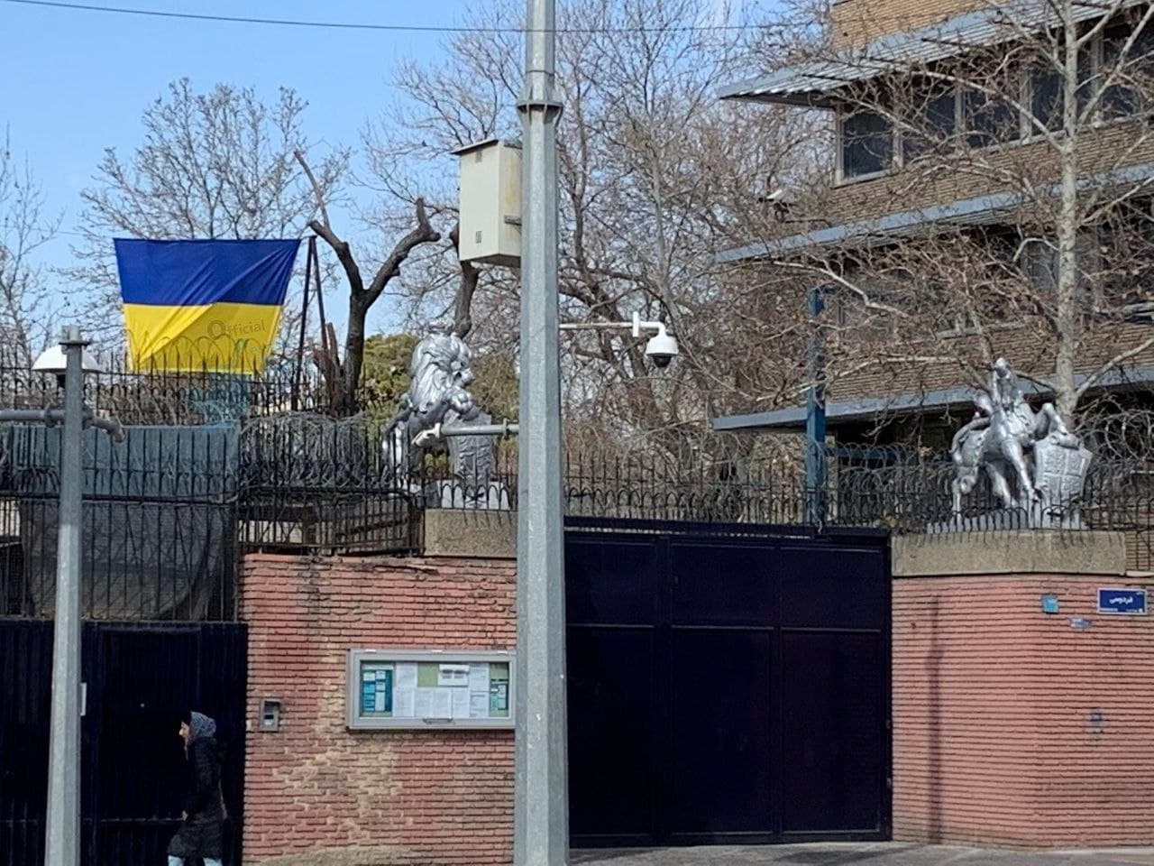 پرچم اوکراین در سفارت انگلیس + عکس