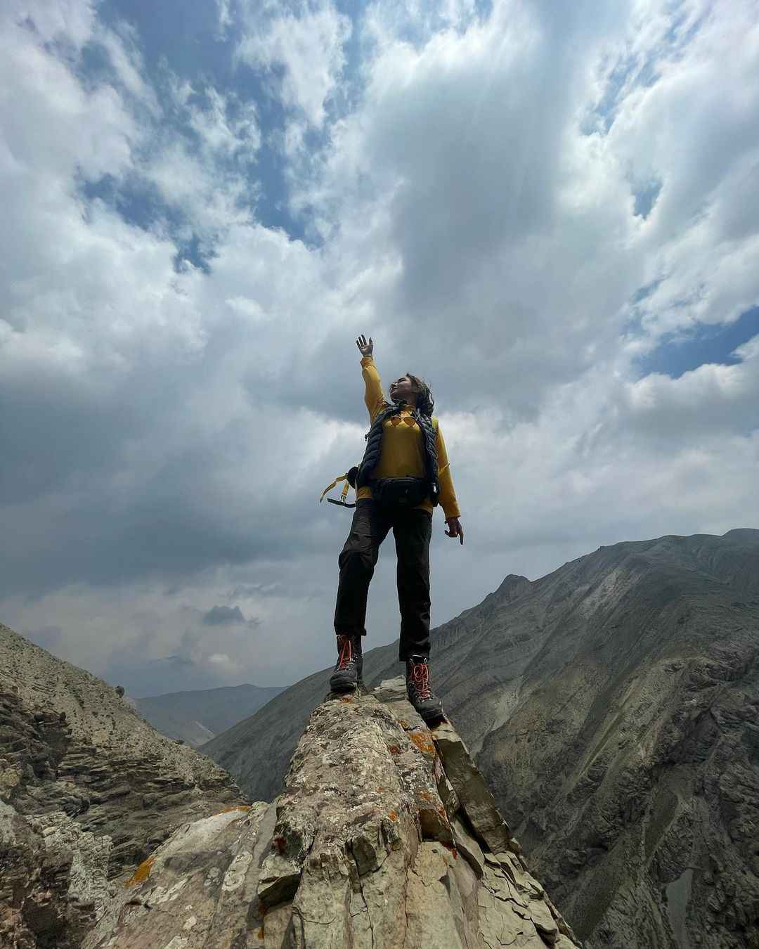 عکس آنا نعمتی روی قله کوه