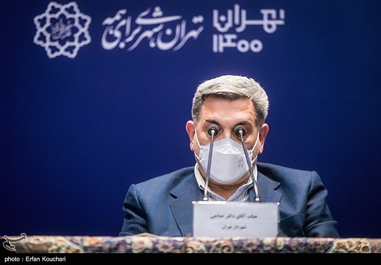 عکس جالب شهردار تهران در نشست خبری