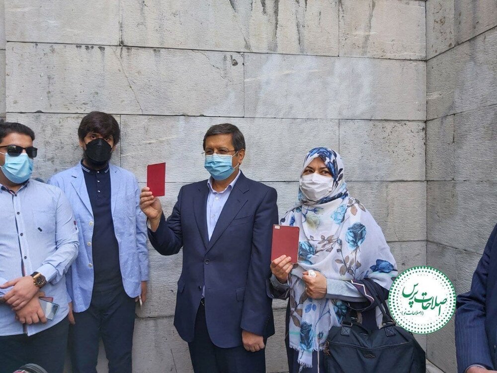عبدالناصر همتی با همسرش پای صندوق رای