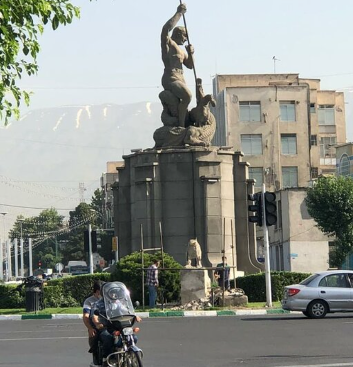تخریب میراث ۸۵ ساله پایتخت توسط شهرداری/ شیر میدان حر از پای درآمد