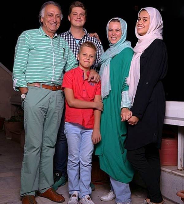 عکسی از احمد نجفی و همسر و فرزندانش