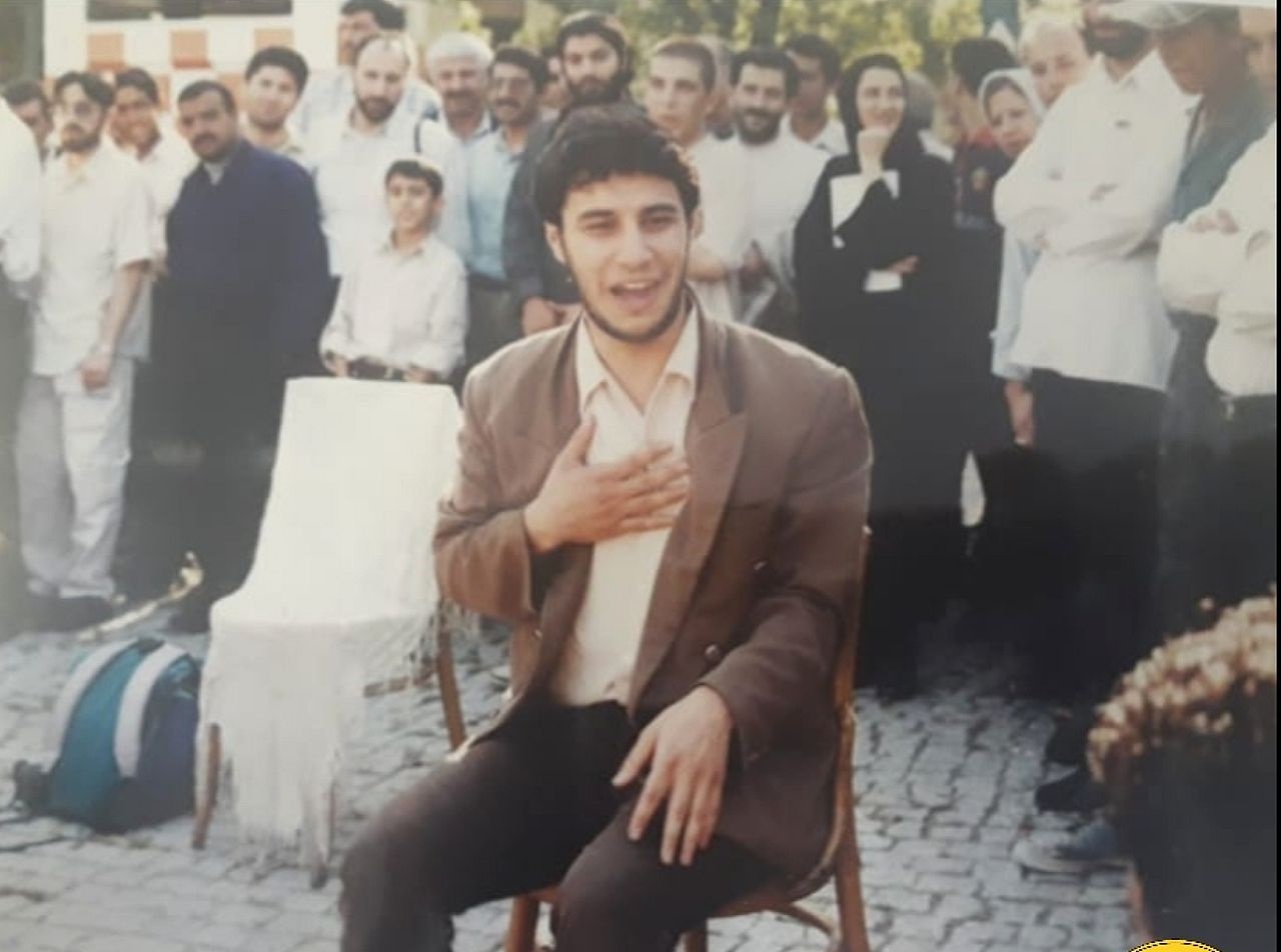 تصویری جالب از جواد عزتی در حین اجرای نمایش خیابانی