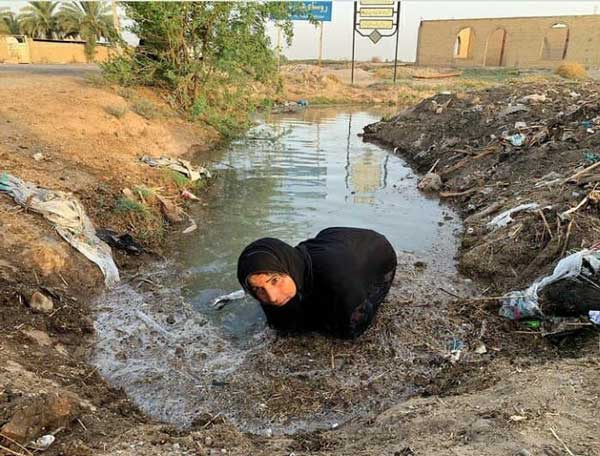 تلاش زن خوزستانی برای مقابله با خشکسالی