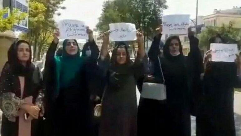 تجمع اعتراضی زنان مقابل کاخ ریاست جمهوری در کابل 