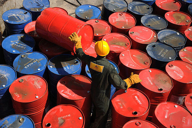 قیمت نفت روی خط نزول