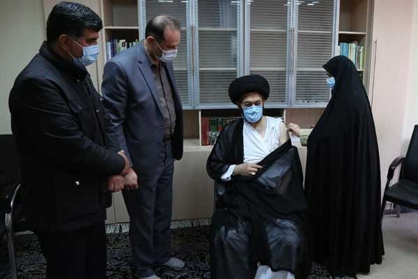 تزریق واکسن به امام جمعه اردبیل توسط پرستار زن 