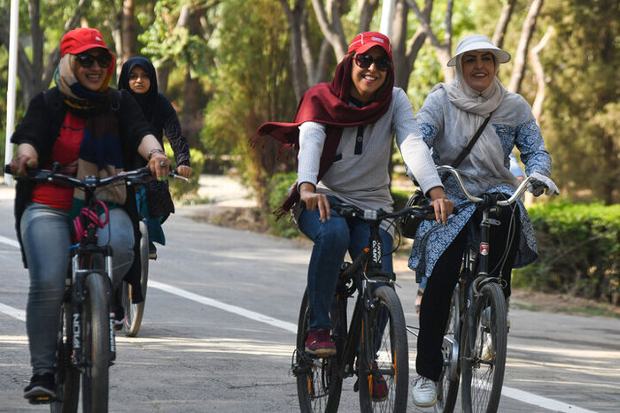 دوچرخه سواری زنان در تهران