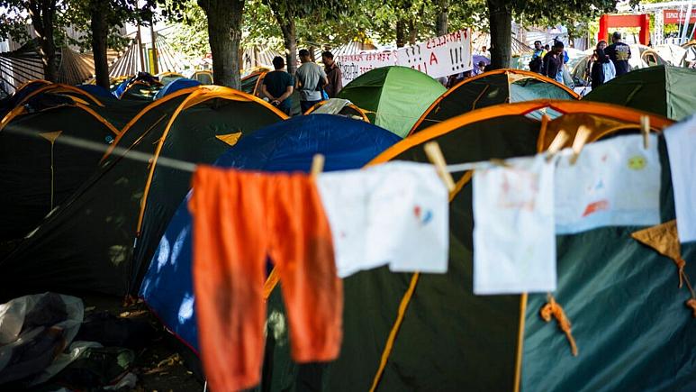 پلیس پاریس پناهجویان افغان و آفریقا را مجبور به ترک چادرهایشان کرد