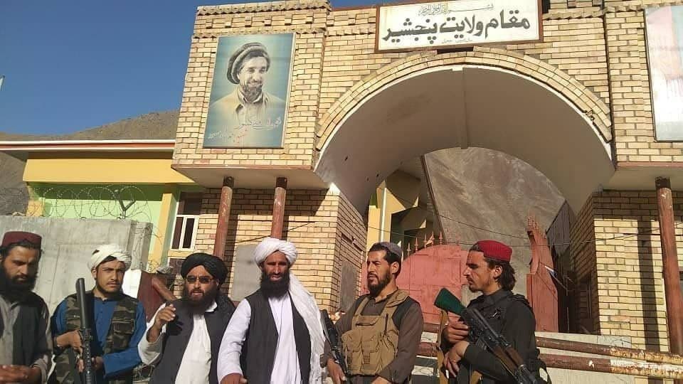 طالبان مقابل ساختمان استانداری پنجشیر