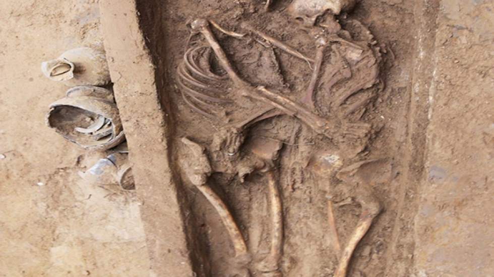 کشف اسکلت عشاق ۱۵۰۰ ساله در گورستان چینی‌ها +عکس