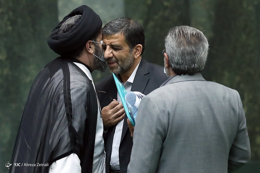 ضرغامی بدون ماسک در آغوش نماینده جانباز شیمیایی مجلس