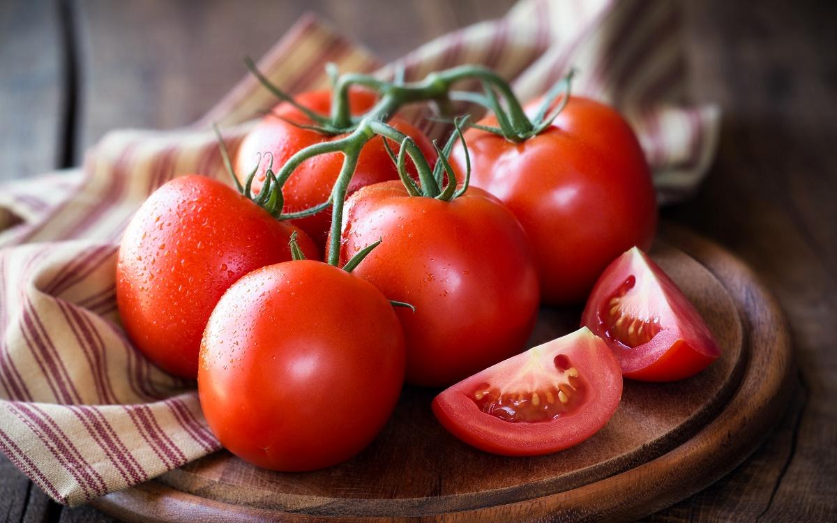 عجیب‌ترین عوارض مصرف گوجه فرنگی با برخی مواد غذایی