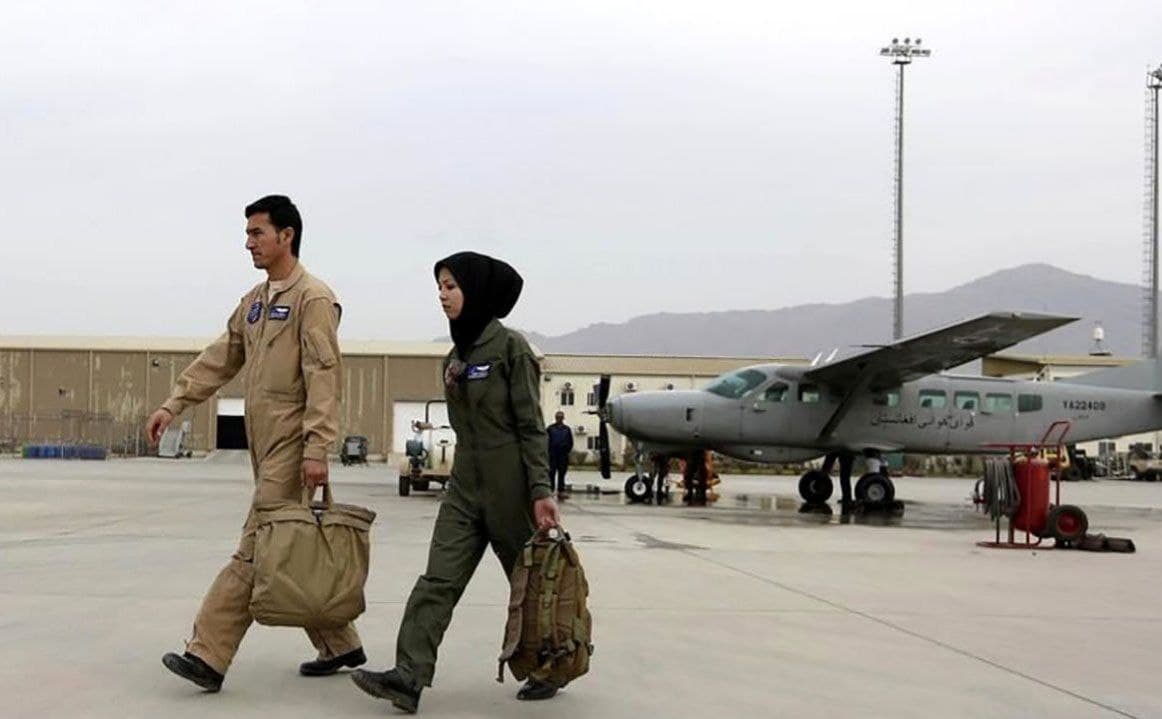 خلبان زن افغان زنده است
