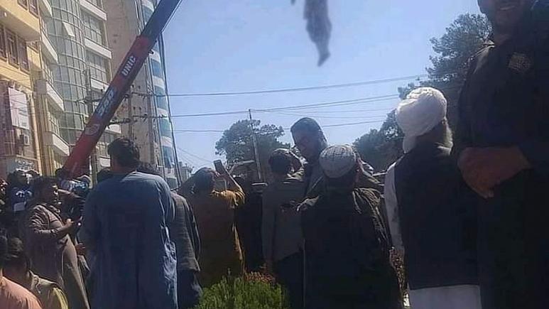 طالبان جسد‌های ۴ متهم به آدم‌ربایی را در میدانی در هرات آویزان کردند