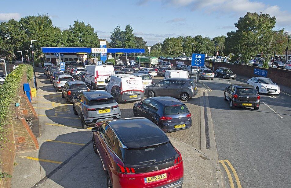 وزیر حمل و نقل انگلیس: مردم در صف‌های بنزین عادی باشند
