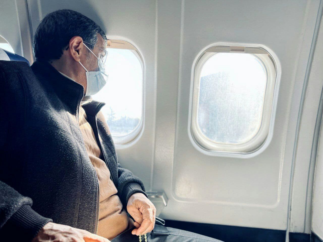 ژست محمود احمدی نژاد در هواپیما