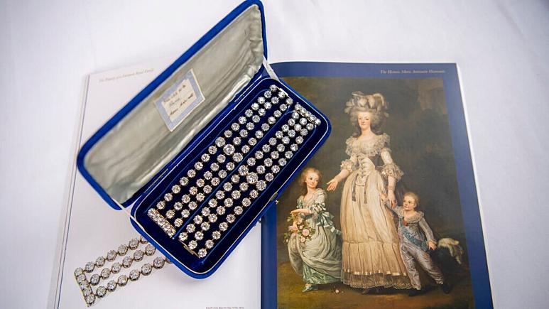 دو دستبند الماس نشان ملکه پیشین فرانسه بیش از ۷ میلیون یورو به فروش رفت