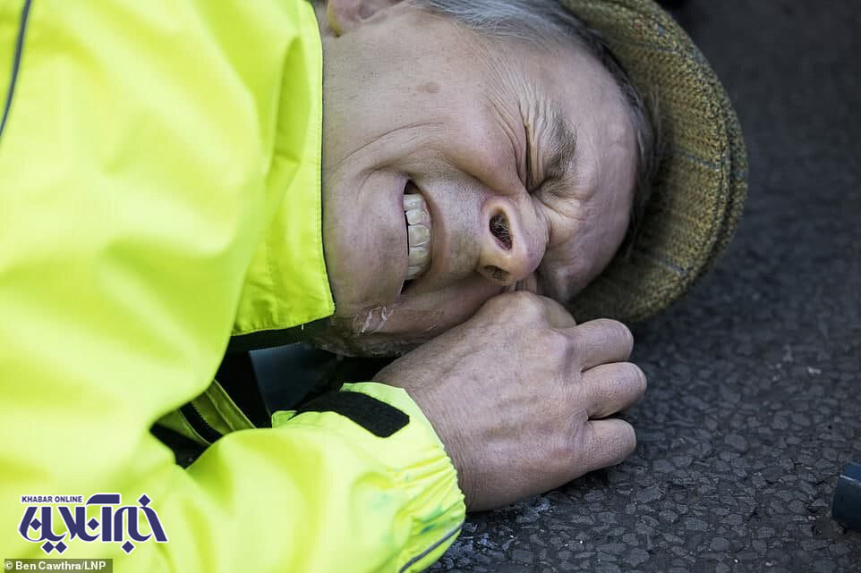 چسباندن صورت به زمین با چسب اقدام باورنکردنی یک معترض لندنی 