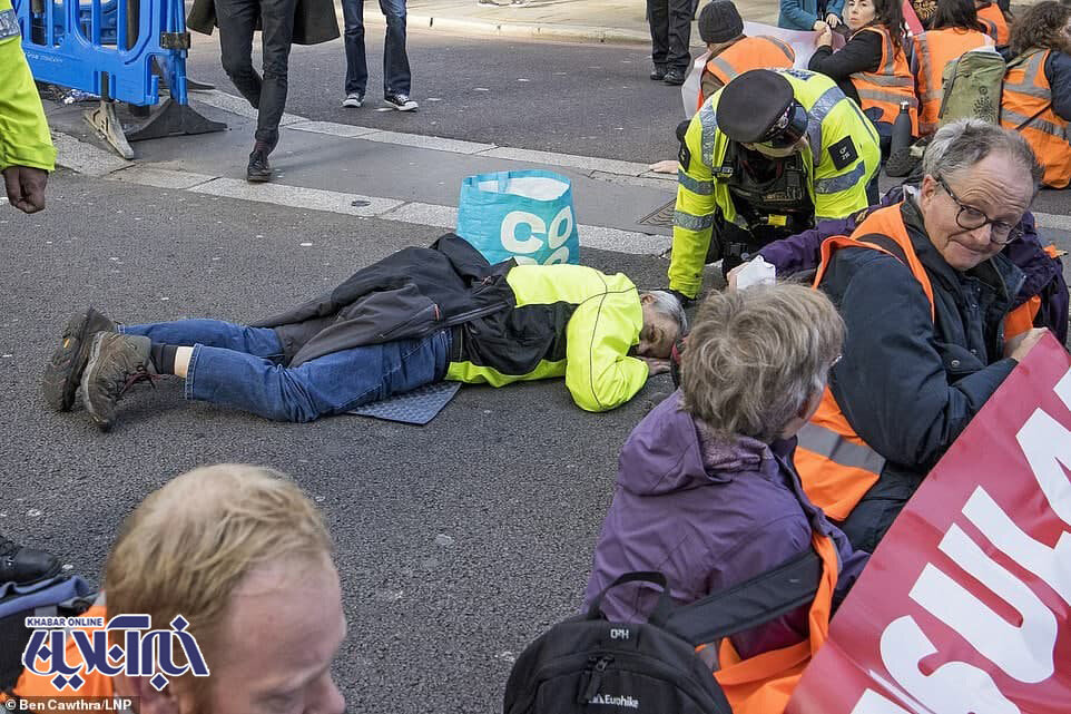 چسباندن صورت به زمین با چسب اقدام باورنکردنی یک معترض لندنی