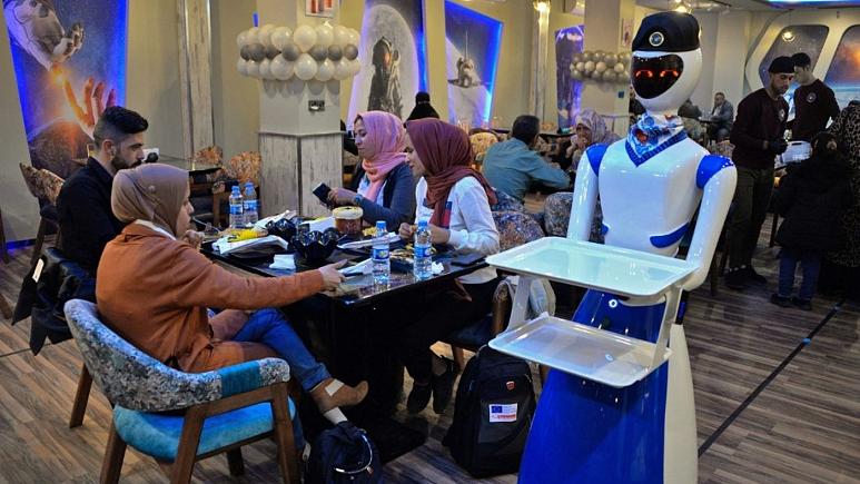 ربات‌ها از مشتریان رستورانی در موصل عراق پذیرایی می‌کنند