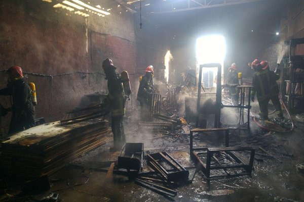 آتش سوزی در کارگاه تولید قفسه‌