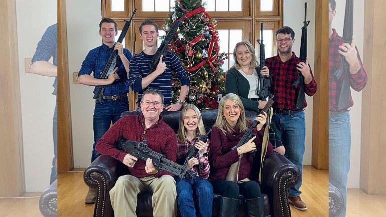 عکس خانوادگی نماینده کنگره آمریکا با اسلحه چند روز پس از تیراندازی میشیگان