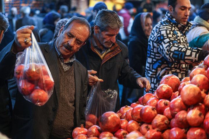 قیمت میوه ۶۰ درصد گران شد/ شب یلدا میوه فروشان از سودشان چشم می‌کنند؟