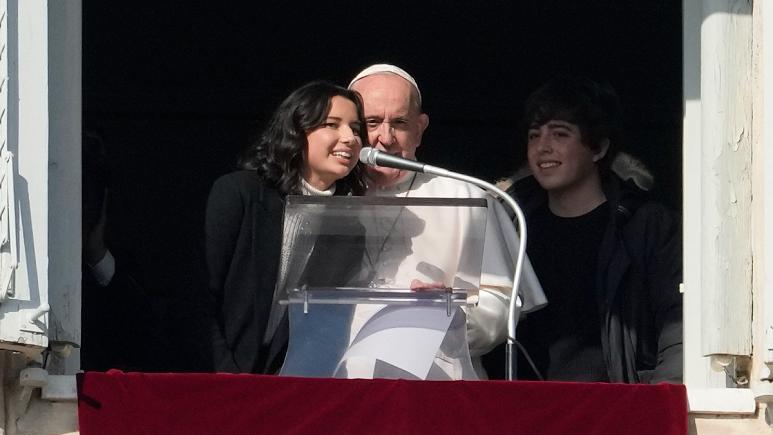 پاپ در بازگشت از قبرس تعدادی پناهجو را با خود به ایتالیا می‌آورد