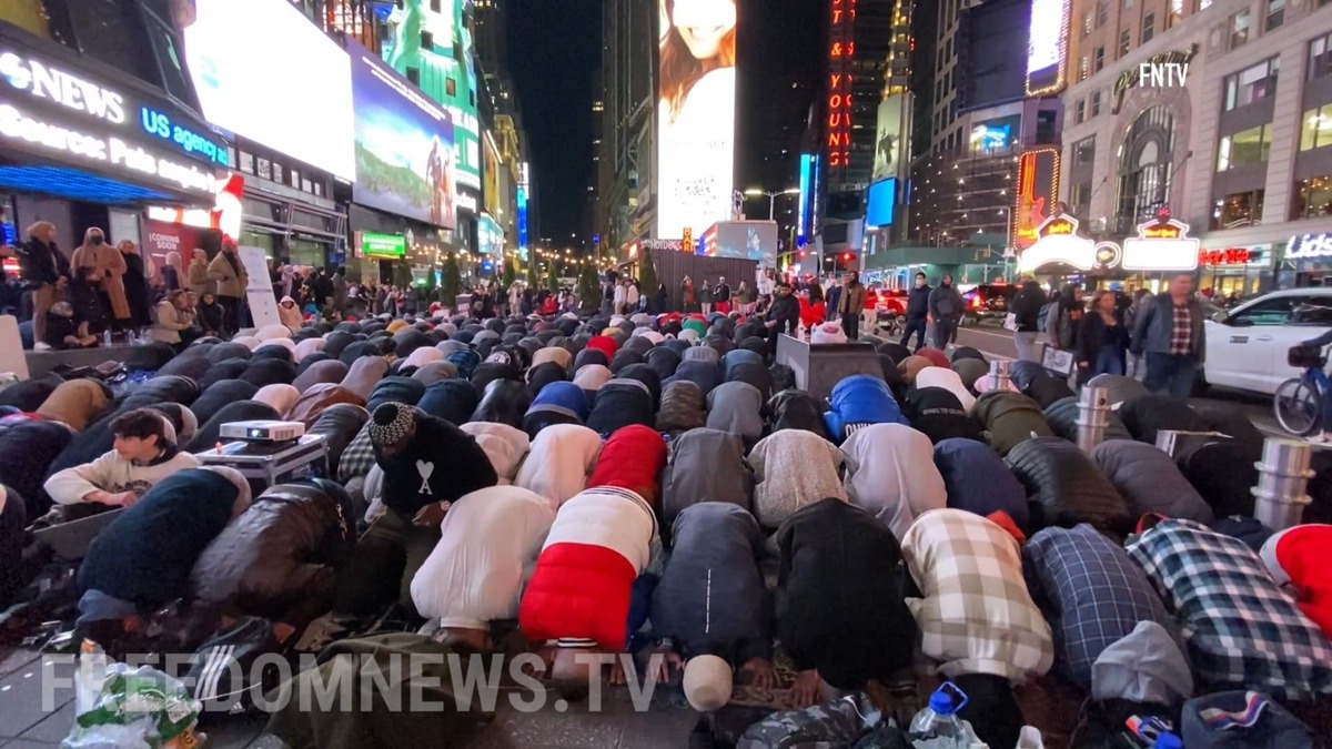 مسلمانان برای نخستین بار در میدان تایمز نماز خواندند