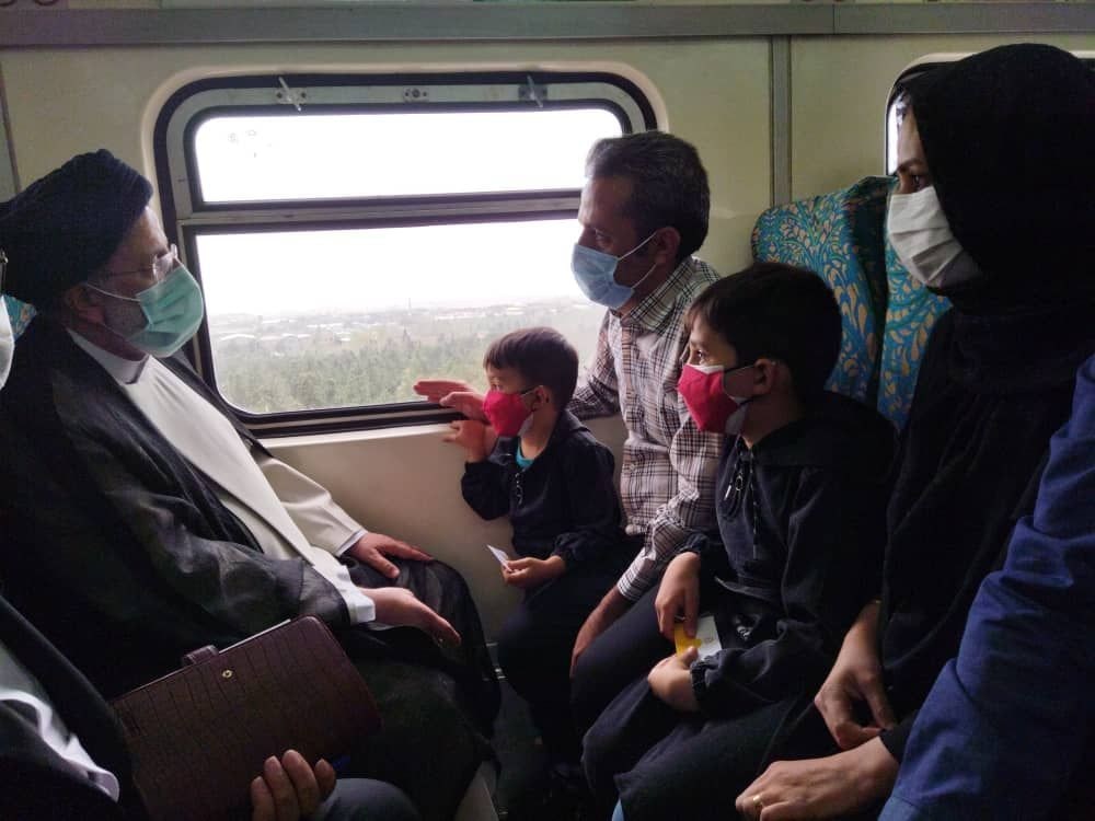 رئیس جمهور با مترو به مرکز استان البرز، کرج رفت 