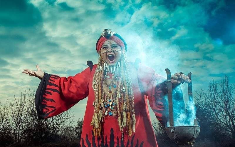 رابعه اسکویی با پوشش جادوگران