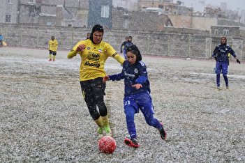 فیلم/ فاجعه؛ فوتبال زنان در برف ۴ ساعت طول کشید!